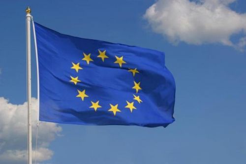 Flaga Unii Europejskiej powiewająca na wietrze